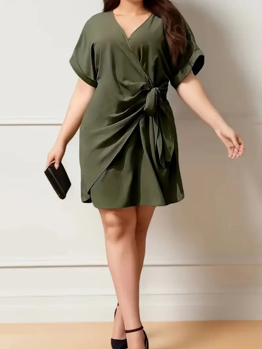 Ava - Abito loose fit con nodo frontale in taglia plus