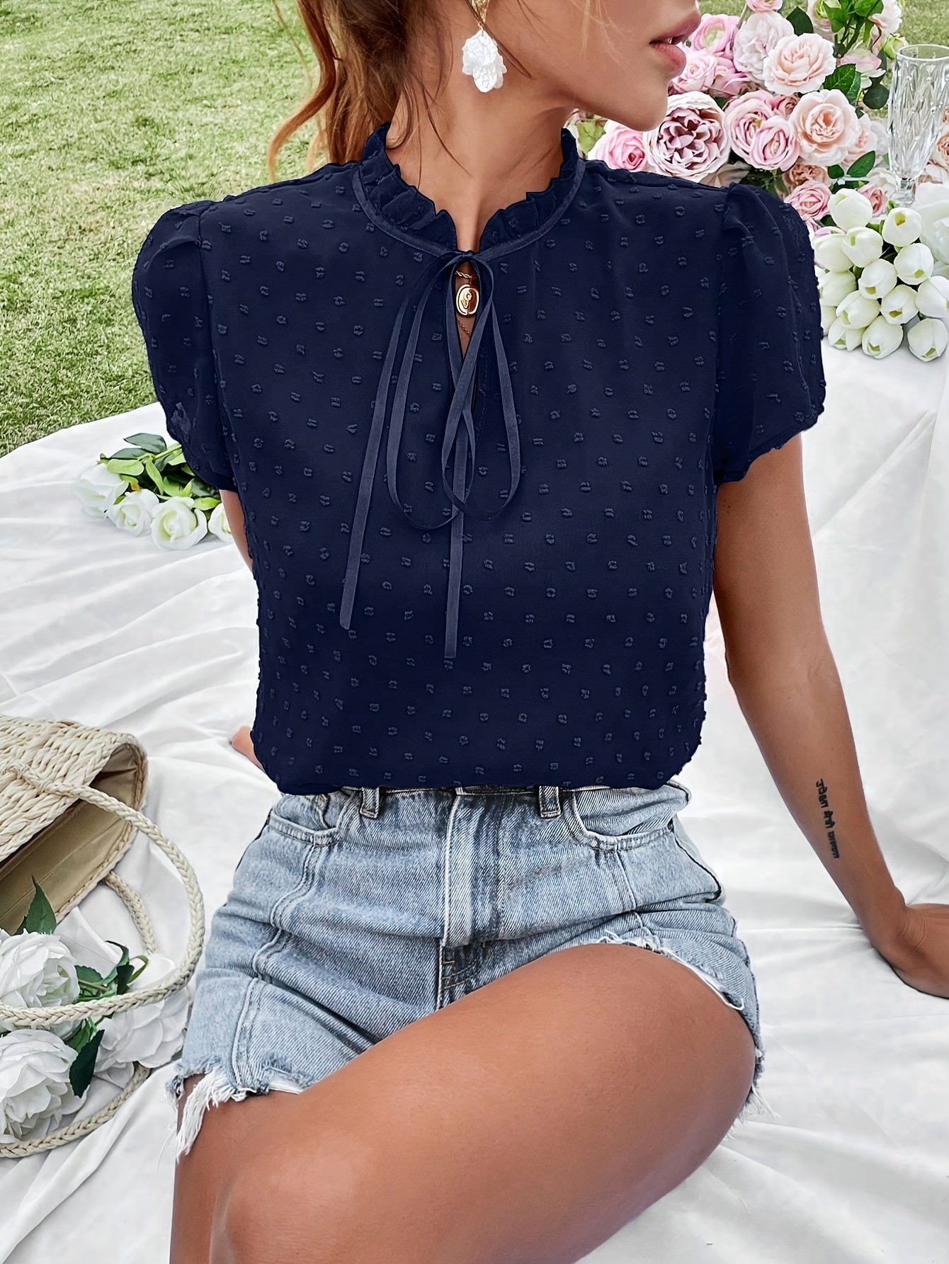 Fina | Blusa blu scuro con colletto in pizzo