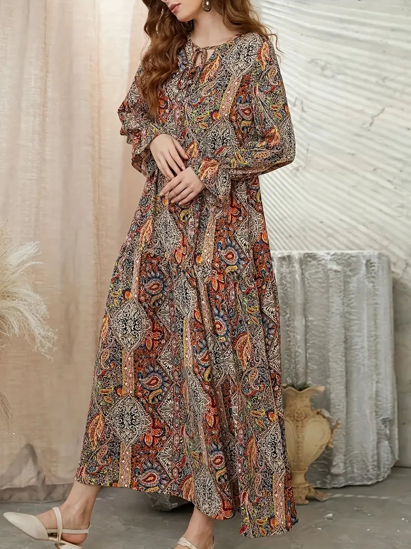 Abito maxi boho elegante in paisley con fronte annodato