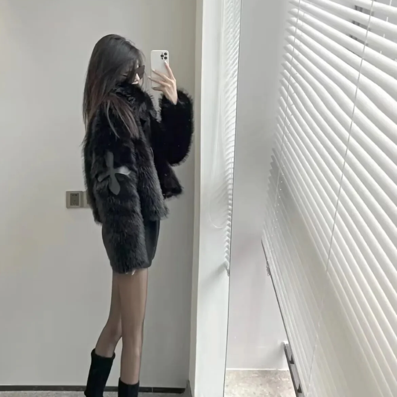Kory | Giacca cropped in peluche sintetico morbido con patchwork incrociato