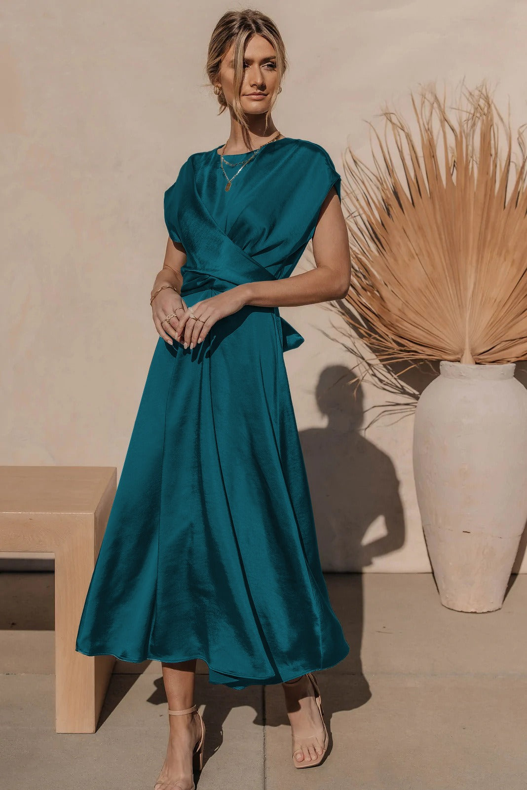 Quinlan  |  Elegante Abito Midi in Satin