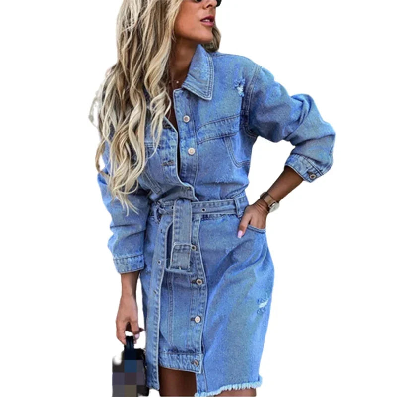 Nova - Vestito camicia in denim alla moda con dettagli distressed