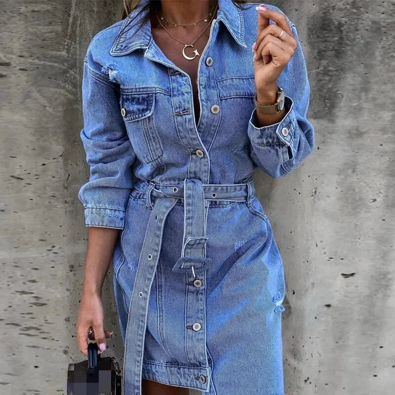 Nova - Vestito camicia in denim alla moda con dettagli distressed